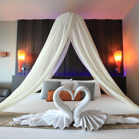 Kalima Resort And Spa Patong Kültér fotó A bed with a mosquito net