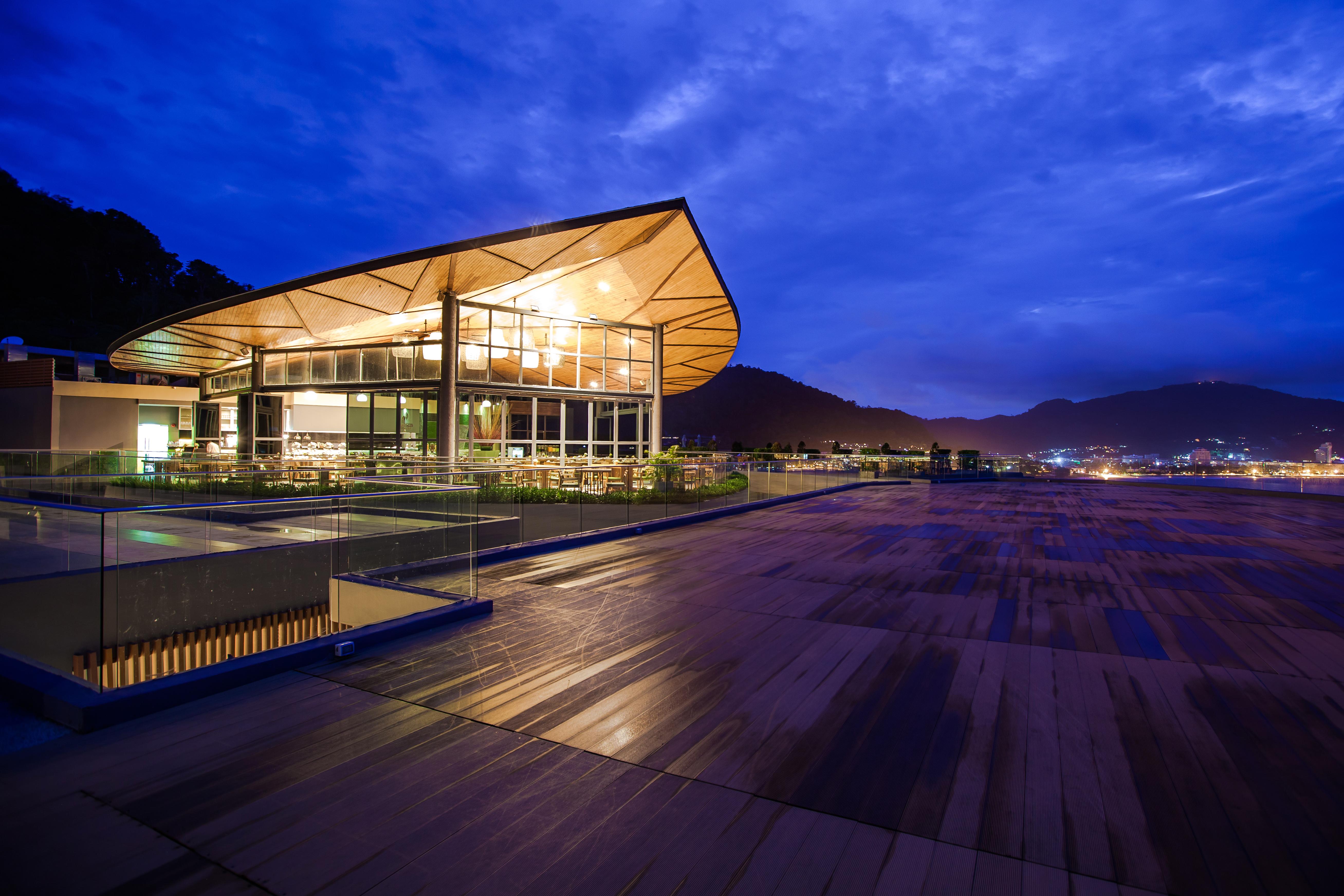 Kalima Resort And Spa Patong Kültér fotó The Sky Bar at the InterContinental Hong Kong