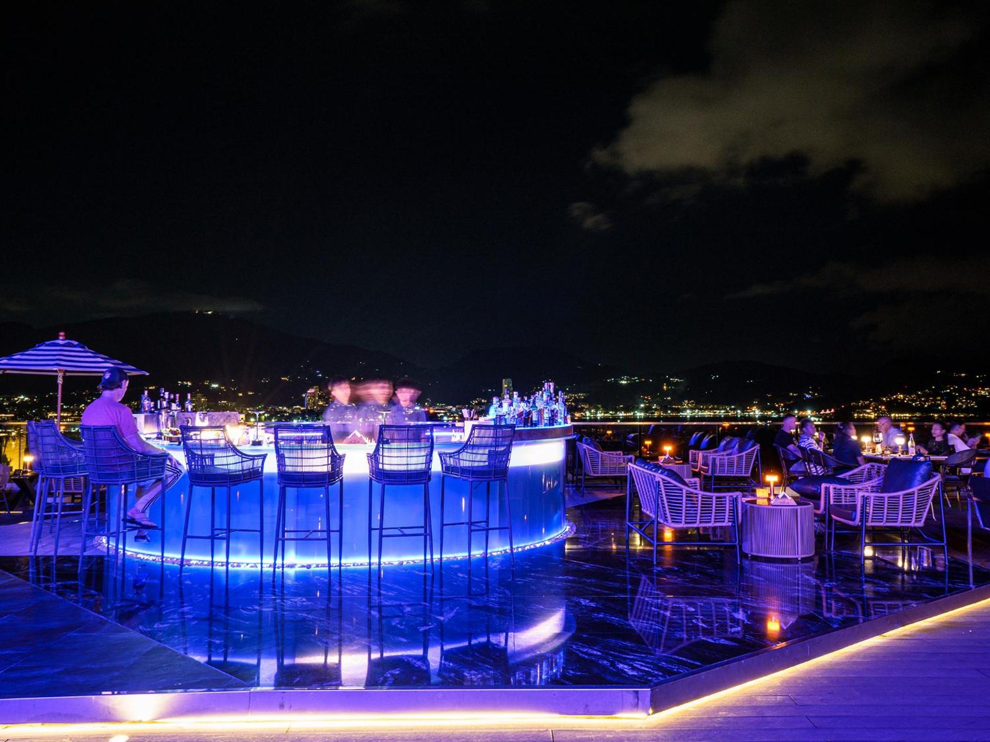 Kalima Resort And Spa Patong Kültér fotó Sky Bar at night