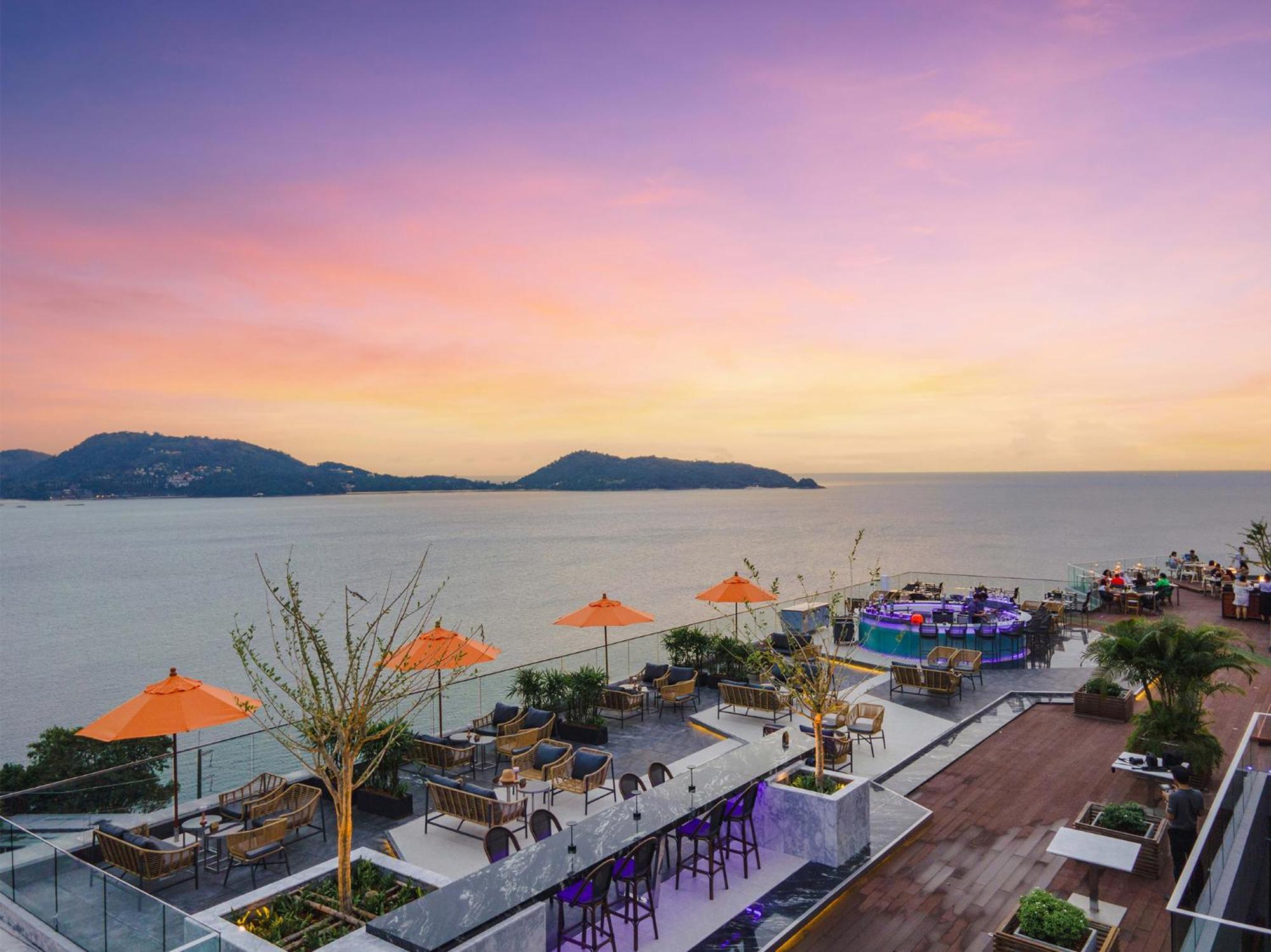 Kalima Resort And Spa Patong Kültér fotó View of Pattaya from the rooftop bar