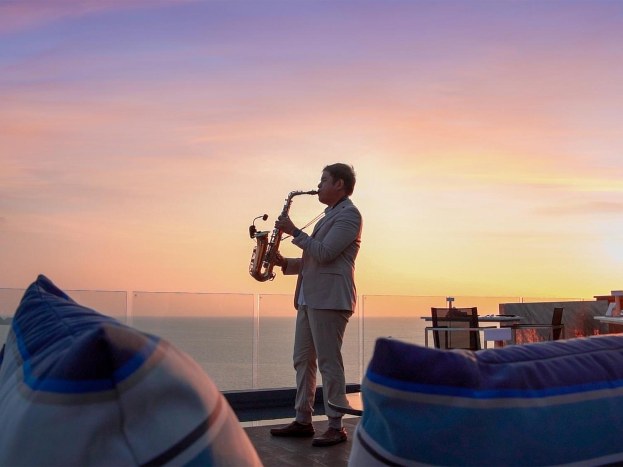 Kalima Resort And Spa Patong Kültér fotó Live music at the rooftop bar