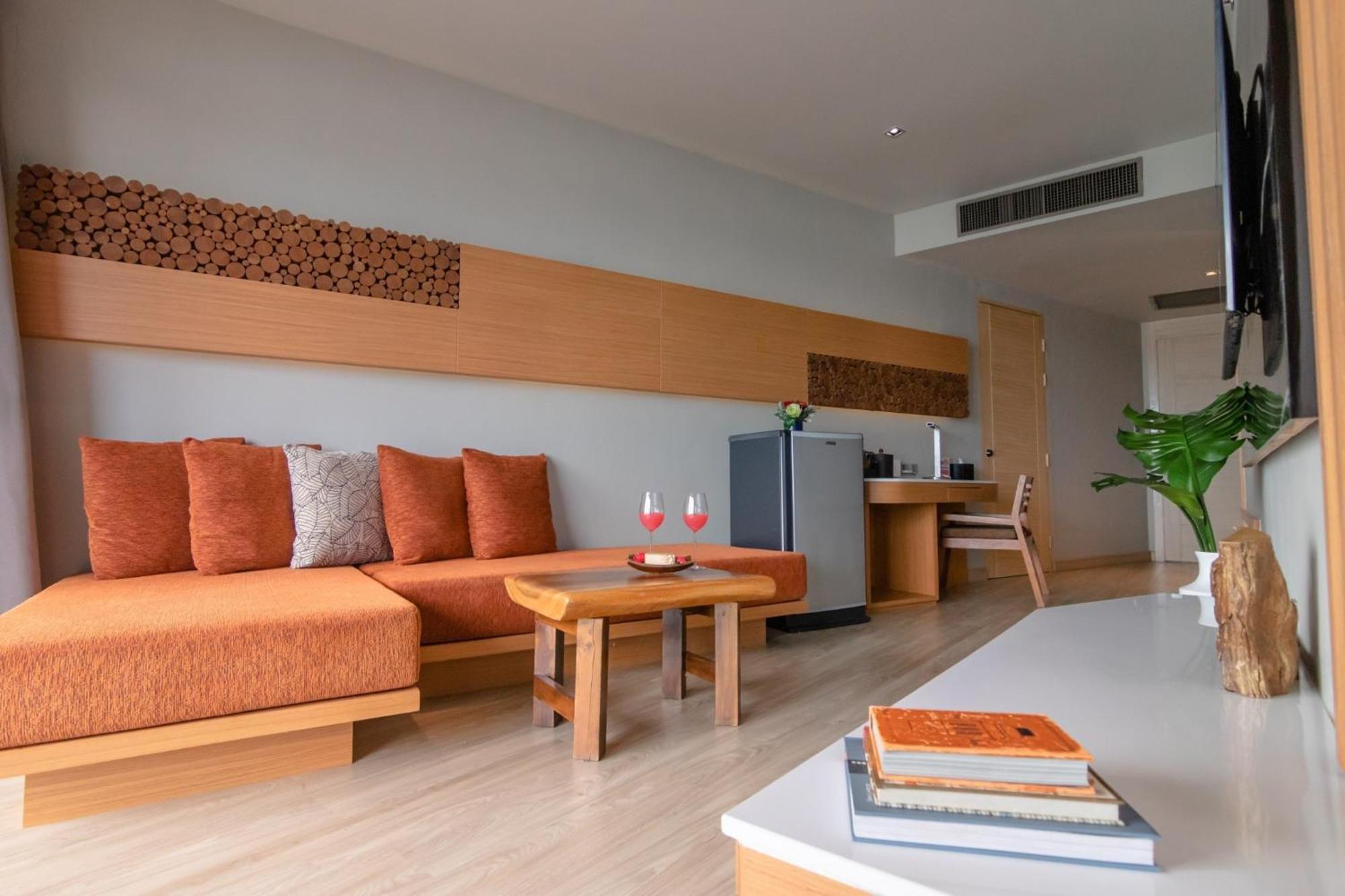 Kalima Resort And Spa Patong Szoba fotó A living room in a hotel