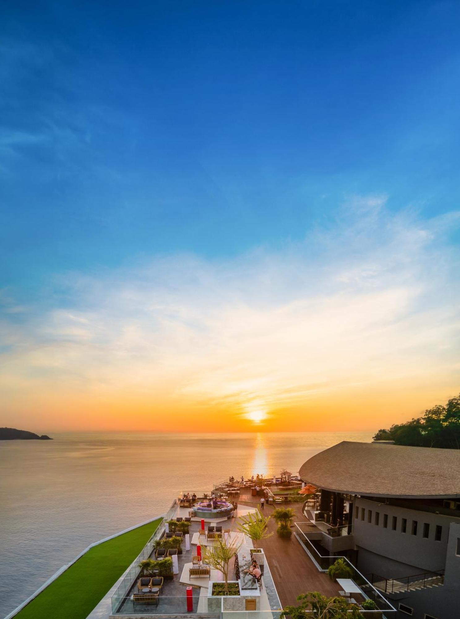 Kalima Resort And Spa Patong Kültér fotó Sunset at the beach