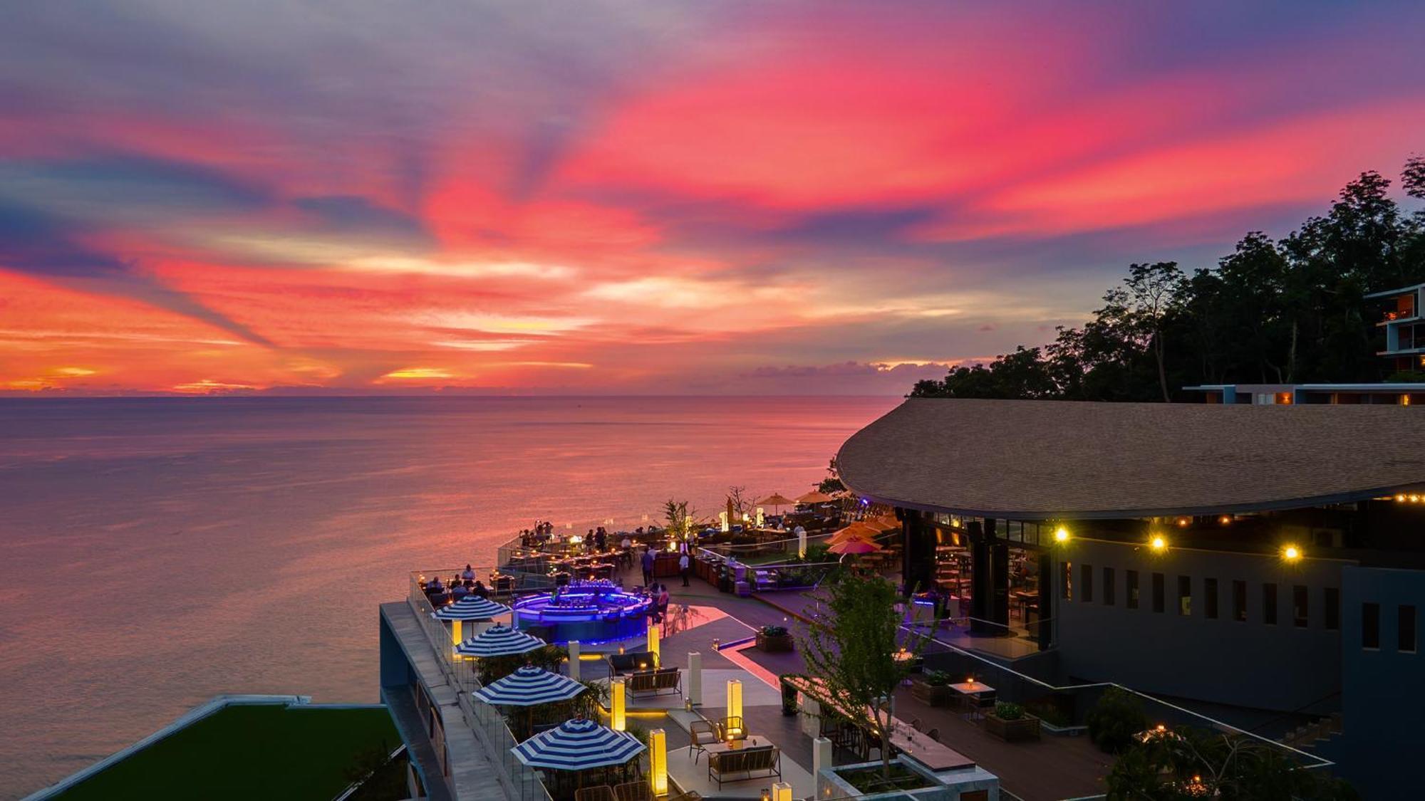 Kalima Resort And Spa Patong Kültér fotó Sunset at Pattaya
